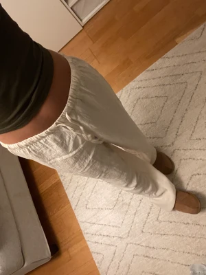 Linnebyxor Beige - Linnebyxor från Monki, aldrig använt för tycker inte att de är bekväma. Förmodligen gjorda högmidjat men funkar lika bra lågmidjat men det blir lite pösigt där nere så ni vet❤️