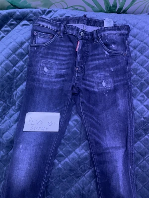 Dsquared2 jeans - Hej!! Säljer ett par Dsquared2 jeans i Storlek S Köpte i fjol för 2500 på miinto 