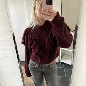 Stickad tröja  - Säljer denna vin röda stickade tröja med volanger. Den är i fint skick och använd fåtal gånger. Säljer pga inte kommer till användning🥰 den är storlek M men passar även S. 