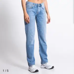 Jätte fina jeans i modellen ”icon” från lager 157💗Säljer pga används inte så mycket, de är använda runt 5 ggr. TRYCK INTE KÖP NU! Skriv för egna bilder💗 Köptes för 400kr. Pris kan diskuteras👍🏻