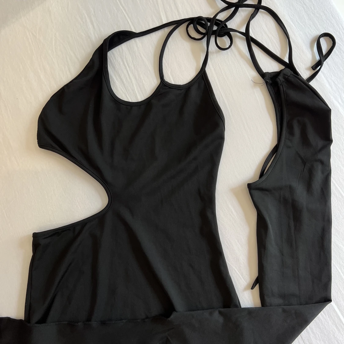 Svart miniklänning med detaljer - 91