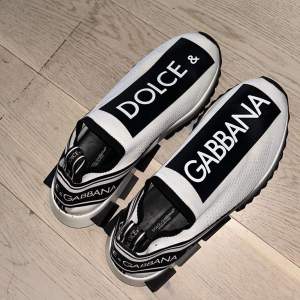 Säljer mina dolce Gabbana skor då dem inte går till andväning. Allt tillkommer box kvitto osv Köpta från farfetch för 5500