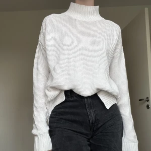 Stickad tröja  - Något länge bak. Väl därav priset.