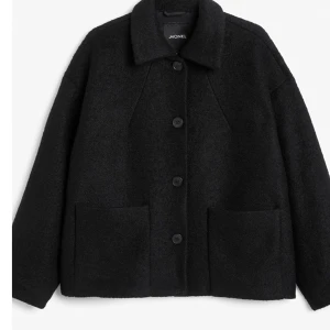 Höst jacka  - Säljer denna super snygga jacka ifrån monki som är köpt förra året, säljer för att den intr kommer till användning, jackan är i färgen mörkblå,orginalpris 600