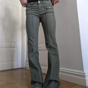 Ett par snygga Low waist jeans från hm💕 De är långa och passar mig perfekt som är 164! Bara använda en gång🌟🌟
