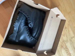Dr. Martens VEGAN, HELT NYA! St. 37 - Säljer då jag tappt bort kvittot! Provade en gång! Nyskick