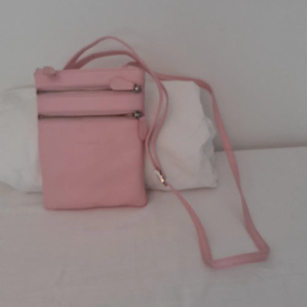 Ny The Monte handväska Rosa med flera praktiska fack med dragkedjestängning.. Väskor.