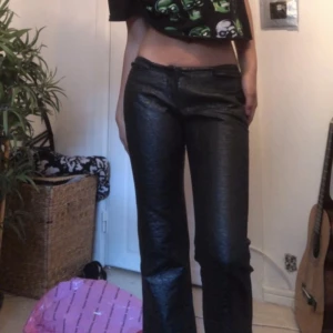 Lågmidjade läderbyxor - Säljer ett par lågmidjade läderbyxor som köptes second hand då de tyvärr inte passade mig! De är välanvända och hör av er om ni undrar något! (Inte mina bilder) 