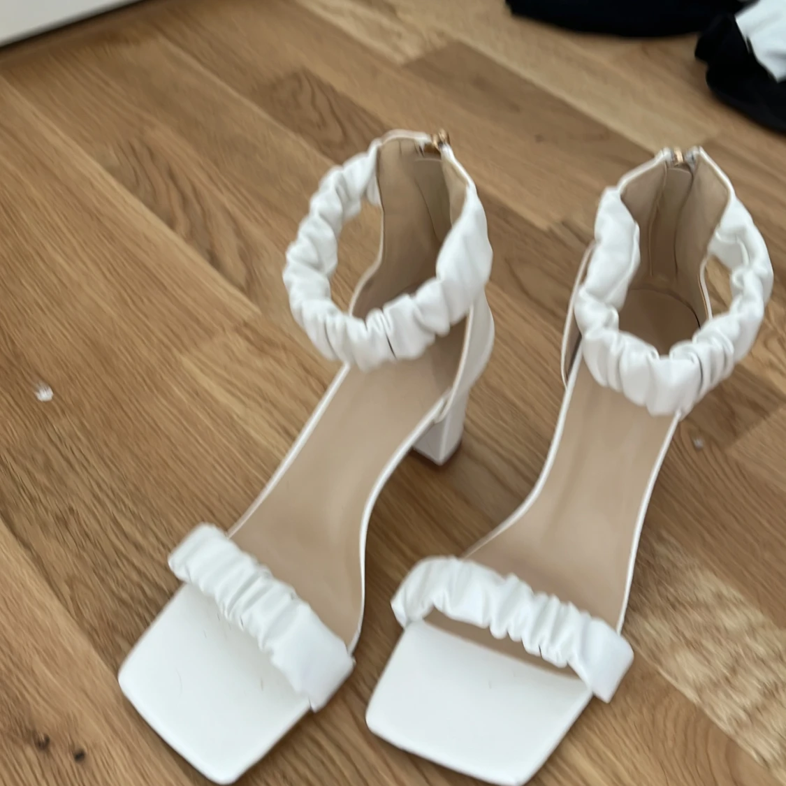 Vita klackskor från shein  - 91