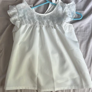 En jätte fin blus! - En jätte fin blus som kan användas till alla tillfällen. Är i perfekt skick och har aldrig används förut pågrund av att den är för stor för mig. Är i storlek 11-12 år. Så alltså en fin Sthlm stil blus. Med fina mönster på och volanger.