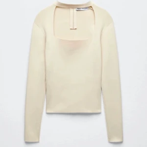 Zara tröja  - Slutsåld tröja från zara, tidigare köpt från en på plick, i bra skick. andra bilden är lånad. Skriv för fler bilder❤️