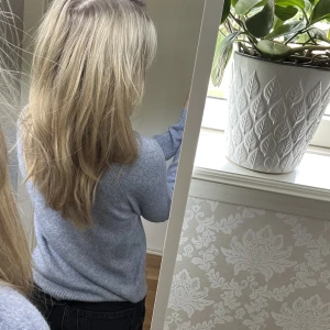 Stickad tröja  - En superfin och mjuk sticka d tröja från veromoda💗 tröjan är inte jätte använd och har därför inga noppror! Skriv till mig vid intresse😊