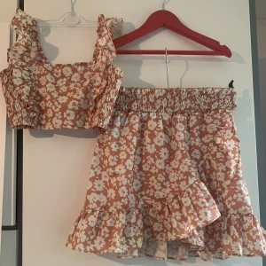 Sommarset - Blommigt sommar sett med en kjol och en top!  50kr + frakt Storlek 140  (Kjolen har resår och kan också passa större) 