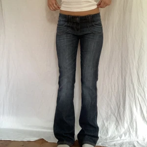 Lågmidjade jeans  - Midjemått- 40cm (rätt över)  Inerbenslängd - 90cm  Jag är 170 på bilderna! Inga defekter!  Du kan använda KÖP NU💕