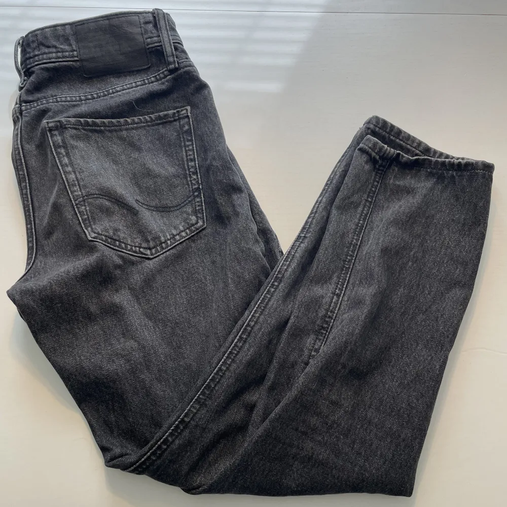 Snygga jeans från Jack & Jones i modellen loose chris! Storlek 28/30 och i bra skick⭐️. Jeans & Byxor.
