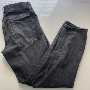 Snygga jeans från Jack & Jones i modellen loose chris! Storlek 28/30 och i bra skick⭐️
