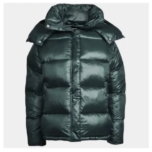 Bikbok jacka - Säljer denna jacka från bik bok som inte säljs längre. Den är knappt använd och i perfekt skick.skriv för bilder på så kan jag fixa de så snabbt som möjligt❤️den är i strl xs men väldigt oversized💞