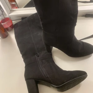 Höga stövlar  - Superfina höga boots från Dinsko, sammet material, ändast använda 1 gång💕