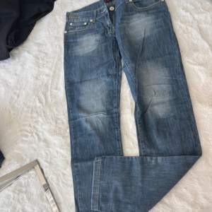 Super ikoniska Lågmidjade playboy jeans. Är i fint skick men säljer för dem är för små. Dem är raka i benen, midjemåttet är 41. Använd ej köp nu. Frakt tillkommer på 65kr💕💋 (Obs inte mina bilder)