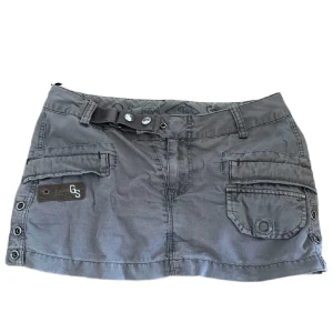 Kjol - Jättecool y2k kjol som jag köpt här på plick. Säljer då den är lite stor på mig. 