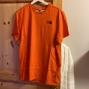 The North Face T-shirt  - North Face T-shirt i storlek L. I nyskick och endast testad. Finns inga hål eller likande. 