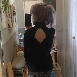 Zara knitwear polotröja med öppen rygg detalj  - Finstickad tröja från Zara med öppen rygg!  Verkligen superfin!! Men ej kommit till användning på ett bra tag - dags att den såblir :o Gott skick.  Polokrage. Luftiga ärmar mer tight i kanterna. Material 100% akryl.