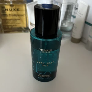 Victoria secret parfym - En victoria secret parfym i lukten Sea. Otroligt fräsch och håller länge. 80% kvar. Vid frågor skriv till mig. Pris går att diskutera 🫶🏼