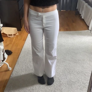 Kostymbyxor  - Superfina kostymbyxor från Vero Moda! Säljer då de tyvär är för korta i benen. Dom är inte genomskinliga då materialet är kraftigt och inga fläckar eller liknade😄 Pris går att diskutera!💗