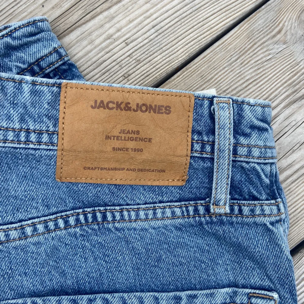 Säljer mina jack and jones jeans då de inte kommer till användning. Använda 1-2 gånger. Nypris cirka 600. Jeans & Byxor.