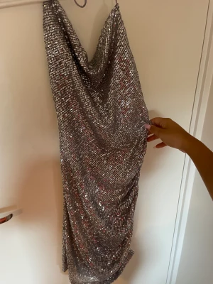 glitter klänning bikbok  - säljer denna super super fina göotterklönning från bikbok som inte finns kvar långre