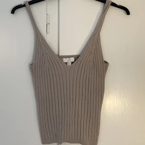 Toppar - Säljer detta stickade linne från h&m✨