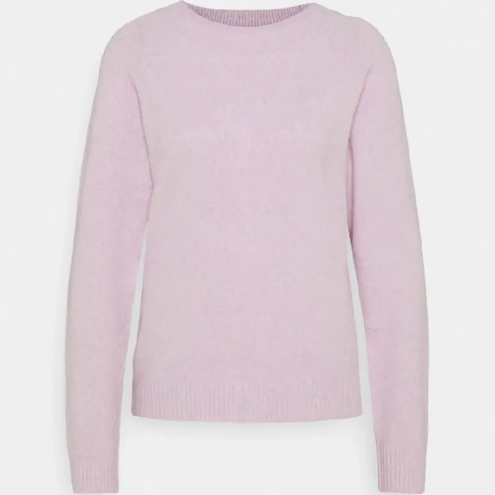 Säljer denna skit snygga rosa/lila stickade tröjan från vero Moda i strl S GRATIS FRAKT❤️. Stickat.