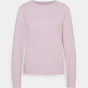 Säljer denna skit snygga rosa/lila stickade tröjan från vero Moda i strl S GRATIS FRAKT❤️