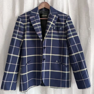 Stine Goya kavaj - Helt oanvänd kavaj i blått med ljusgult rutmönster. Rak i modellen. En väldigt dyr kavaj som tyvärr bara hänger i garderoben - hoppas den kan få nytt liv hos någon annan <3