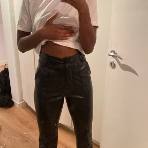 Skinnbyxor - Ber om ursäkt för smustig spegel. Men dessa skinnbyxor är ursnygga från madlady. Väldgt strechiga! Storlek XS. Men hade passat en S perfekt