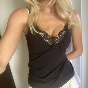 Svart linne - Så fint spets linne som inte används🤍 finns inga skador och är som ny!!