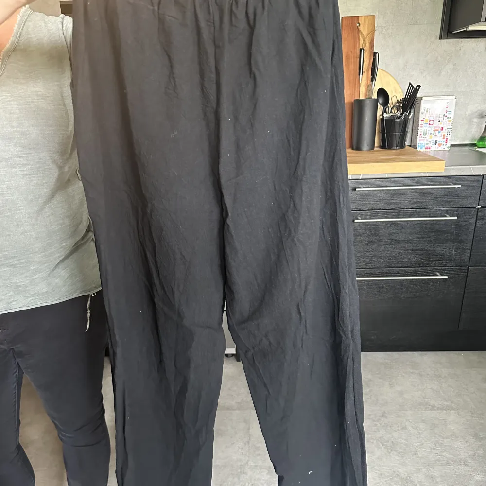 Ett par snygga linnebyxor i svart som egentligen är i storlek xs men skulle säga att den passar en M och därav säljer jag dem för de var för stora!. Jeans & Byxor.