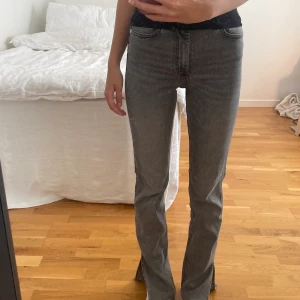 Gråa jeans från Zara, strl 36 - Säljer dessa gråa jeans från Zara med en slits slängs ner i strl 36. Jag är ca 173 och dom passar mig bra i längden. Köparen står för frakten