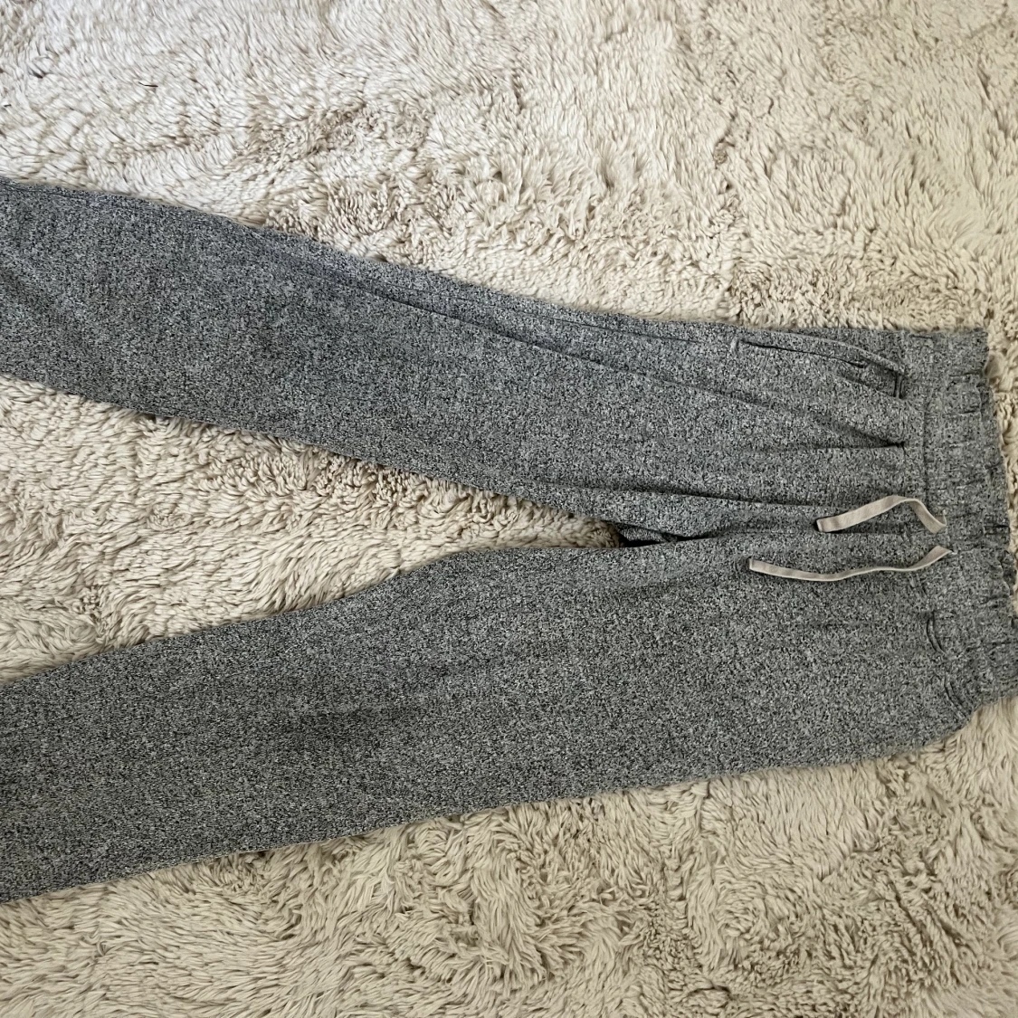 Grå sköna mjukisbyxor