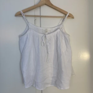 Toppar  - Säljer denna vita gulliga toppen från h&m✨