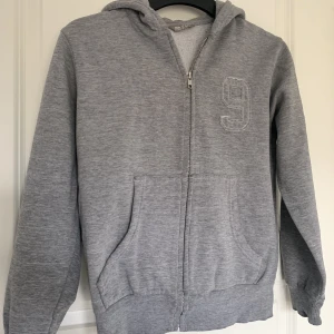 Lindex Hoodie - Tröjan är lite större än vad det står på lappen, XS/S. Bra skick! Inte väldigt stretchig men passar fint! Skriv funderingar och köp gärna🤗💕