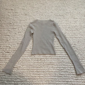 A-dsgn tröja i beige - Denna tröja är otroligt fin! Super bra skick. Storlk S