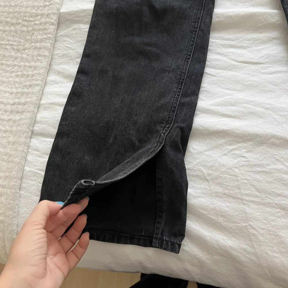 Så fina mid Rise jeans från hm som tyvärr är för stora! Dom har en slits längst ner som gör dom 10/10! 😍. Jeans & Byxor.