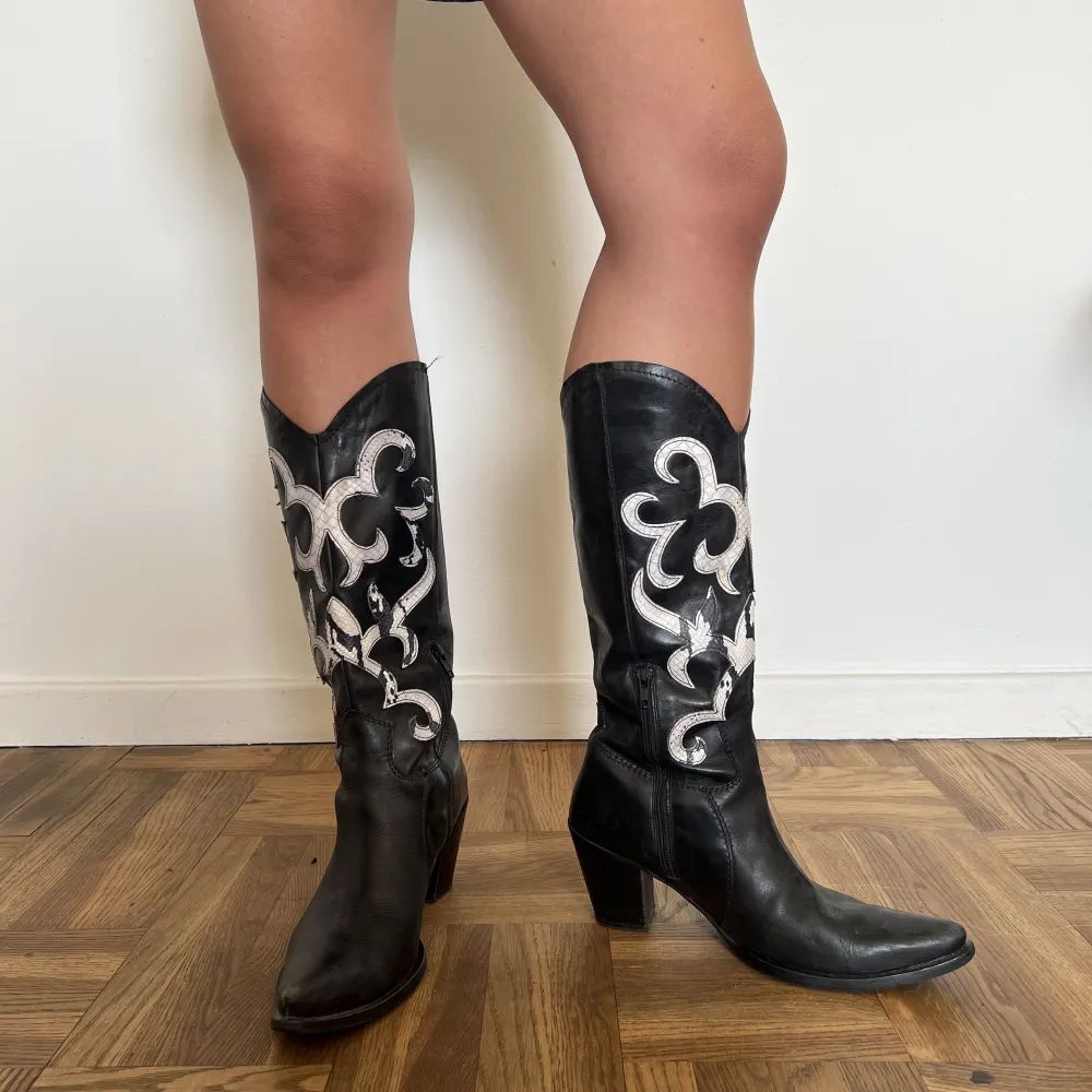 Svarta cowboyboots med fina detaljer. Dessa är de perfekta statement bootsen som är ett måste i garderoben! Är måttligt använda men finns inga synliga märken.  Hör av dig om du har frågor 💗. Skor.