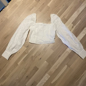 Topp - Fin blus/topp från bikbok. Säljer då jag inte använder den ofta 💓