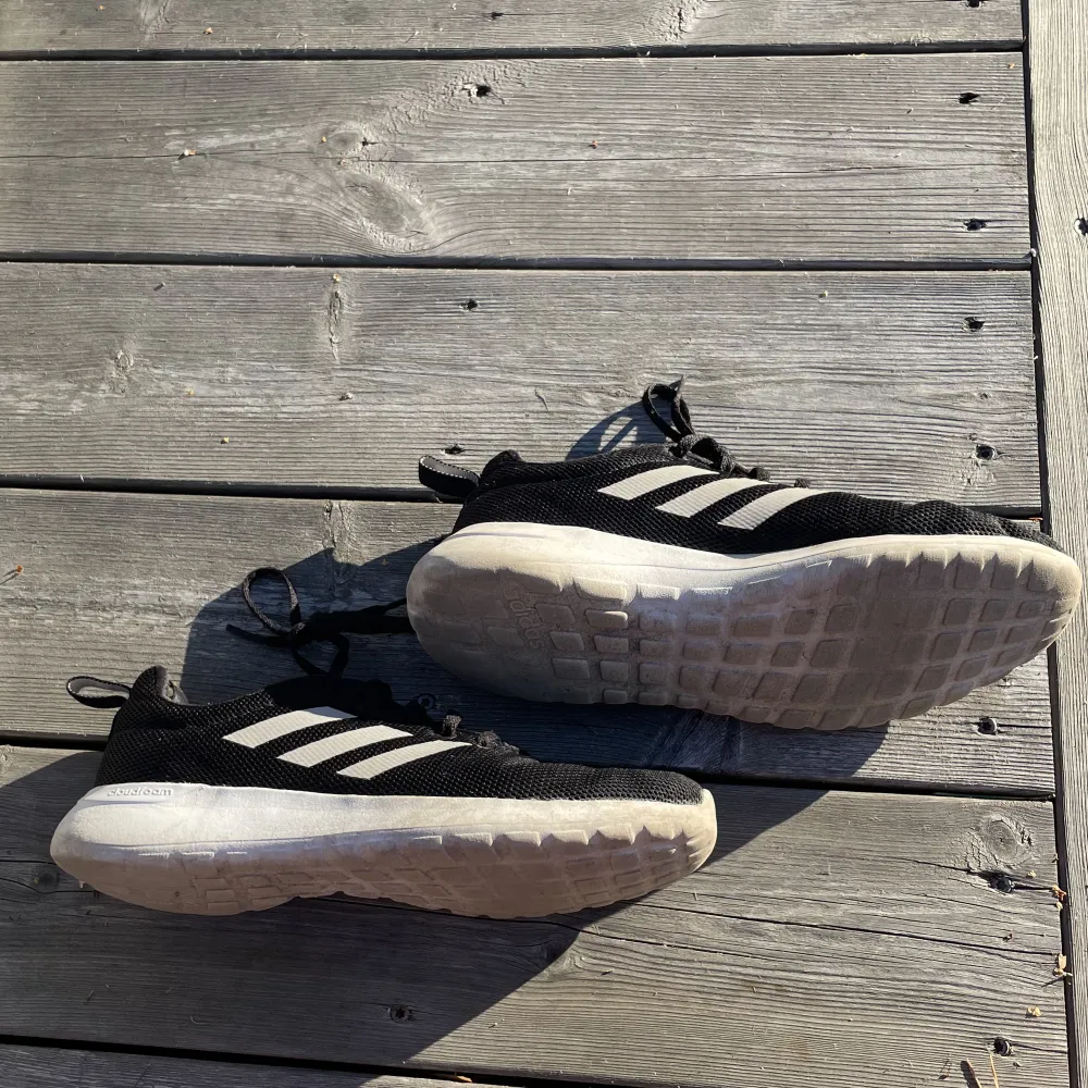 Supersköna adidas skor i gott skick. De är lätta och har inga tecken på användning förutom lite slitage i hälarna. . Skor.