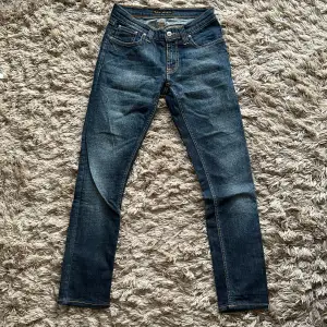 Snygga jeans från Nudie i storlek 25/32. Använda ett fåtal gånger, mkt bra skick.
