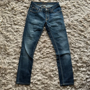 Nudie jeans 25/32 - Snygga jeans från Nudie i storlek 25/32. Använda ett fåtal gånger, mkt bra skick.