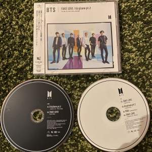 (TRYCK INTE PÅ KÖP NU) Två stycken BTS cd’s ”Fake love/Airplane pt.2” 🫶köparen står för frakten, kontakta mig om du vill köpa💌