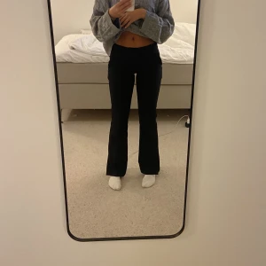 Kostymbyxor bikbok  - Säljer mina älskade kostymbyxor från bikbok i modellen Vera, nypris 500 mitt pris 250kr. Använda men i perfekt sick ändå, säljer pga börjar växa ur